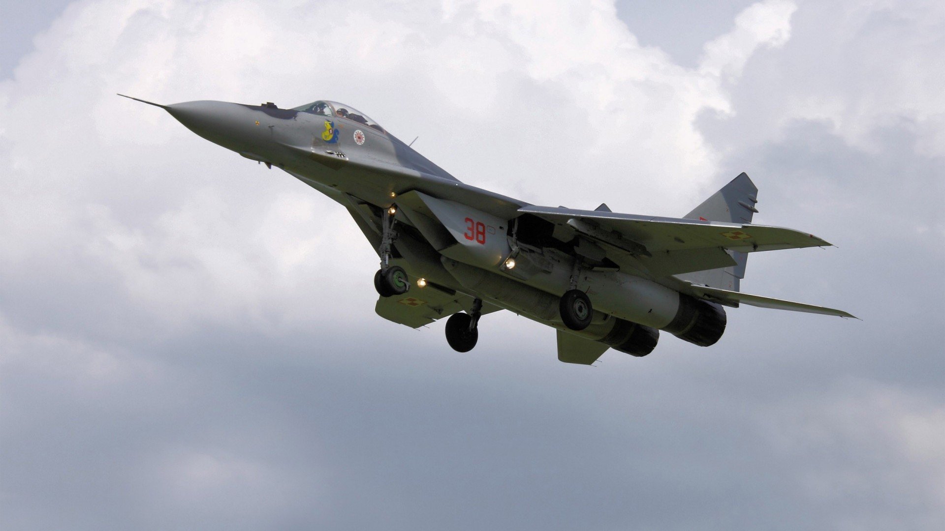 爱游戏娱乐-欧冠淘汰赛之夜，当绿茵场屏息时，另一个王者正在篮球场上演完美的定义—约基奇用举重若轻的统治力完成双王命题